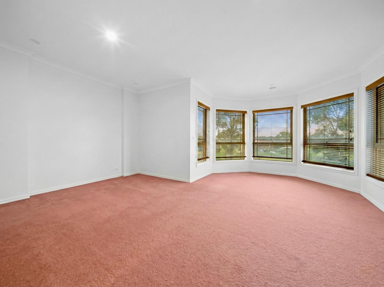 Furnished room converted into an unfurnished real estate photo
