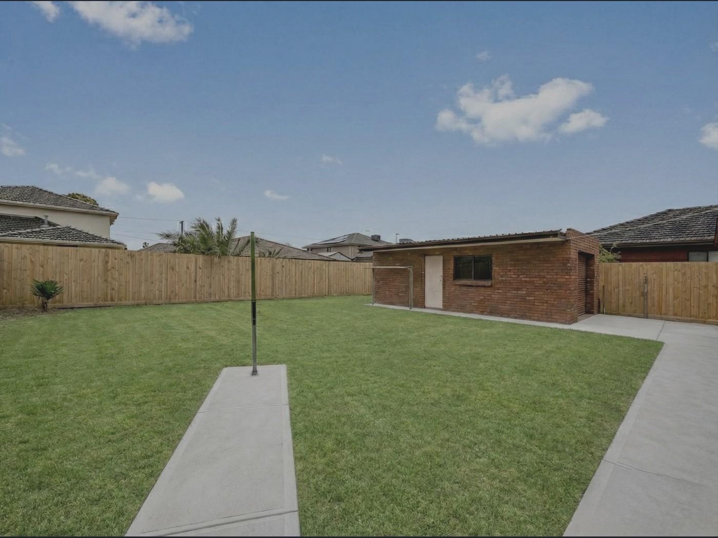 Same exterior lawn photo before AI lawn cleanup